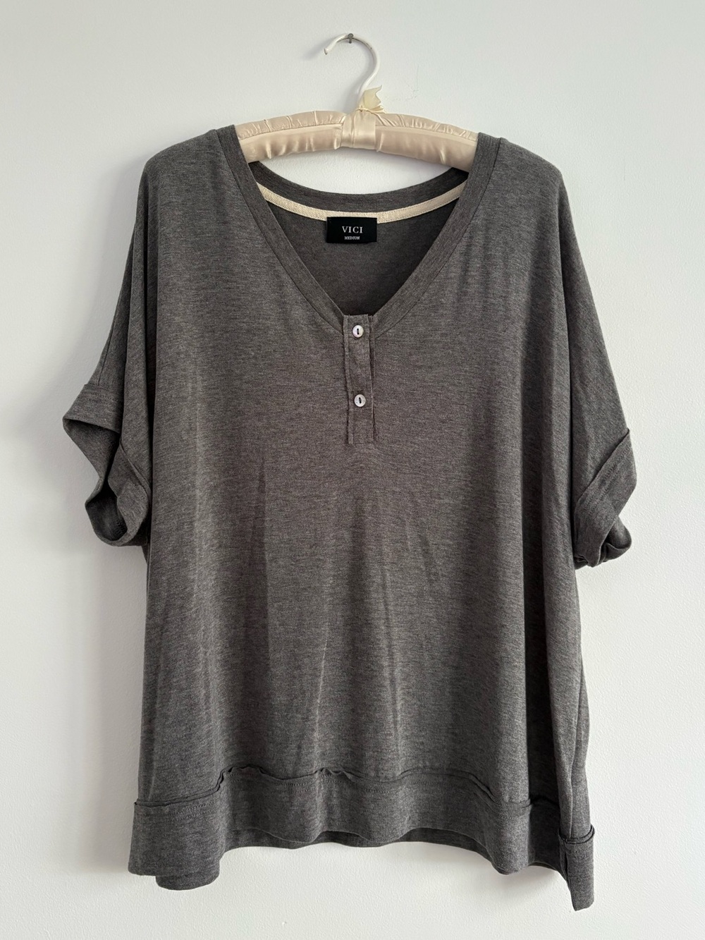 Vici Slouchy Short Sleeve Henley Tee Size Medium